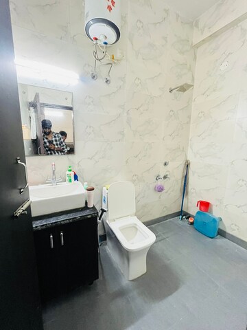 Bathroom in 1 BHK Builder Floor at Sector 40 – for Rent