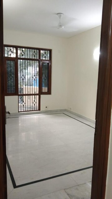 Room in 3 BHK Builder Floor at Unitech Nirvana Country Plots, Sector 50 – for Rent