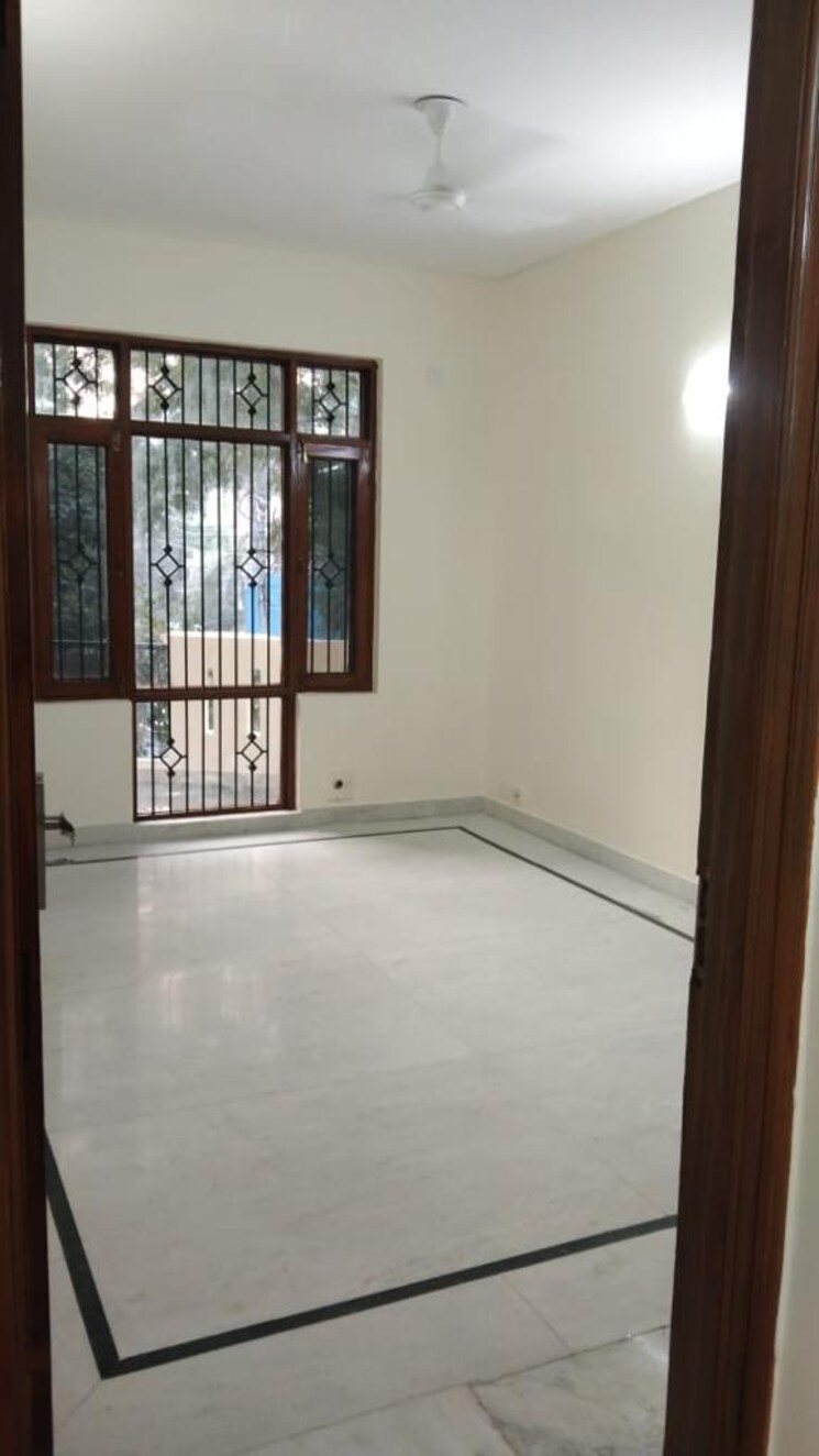 Room, unitech-nirvana-country-plots 3 Bedroom 300 Sq.Yd. Builder Floor In Sector 50 Gurgaon 8576422