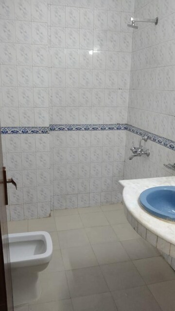 Bathroom in 3 BHK Builder Floor at Unitech Nirvana Country Plots, Sector 50 – for Rent