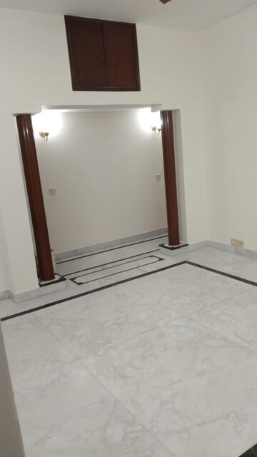 Room in 3 BHK Builder Floor at Unitech Nirvana Country Plots, Sector 50 – for Rent