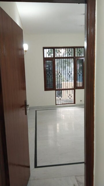 Room in 3 BHK Builder Floor at Unitech Nirvana Country Plots, Sector 50 – for Rent