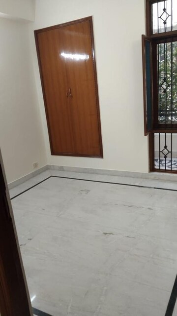 Room in 3 BHK Builder Floor at Unitech Nirvana Country Plots, Sector 50 – for Rent