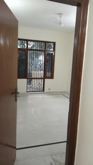 Room in 3 BHK Builder Floor at Unitech Nirvana Country Plots, Sector 50 – for Rent