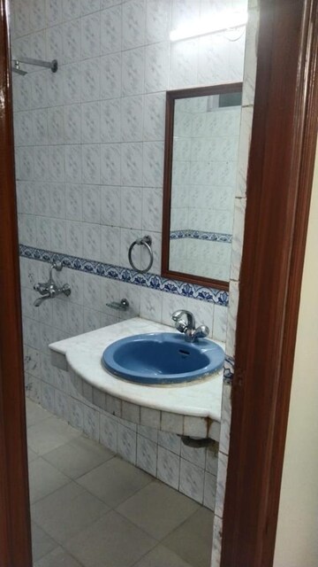 Bathroom in 3 BHK Builder Floor at Unitech Nirvana Country Plots, Sector 50 – for Rent