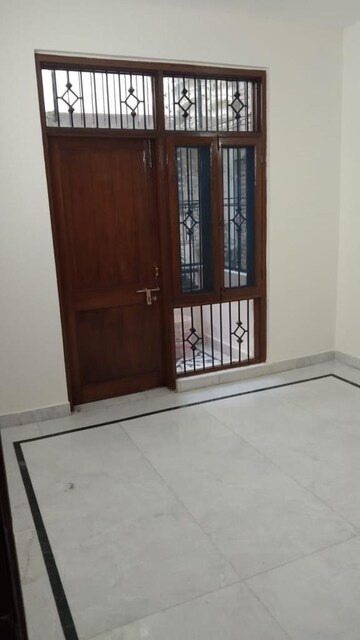 Room in 3 BHK Builder Floor at Unitech Nirvana Country Plots, Sector 50 – for Rent