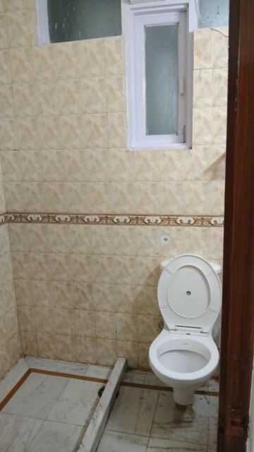 Bathroom in 3 BHK Builder Floor at Unitech Nirvana Country Plots, Sector 50 – for Rent