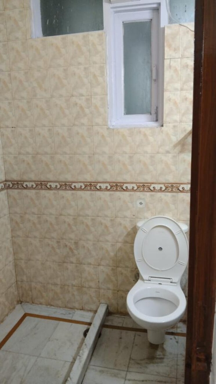 Bathroom, unitech-nirvana-country-plots 3 Bedroom 300 Sq.Yd. Builder Floor In Sector 50 Gurgaon 8576422