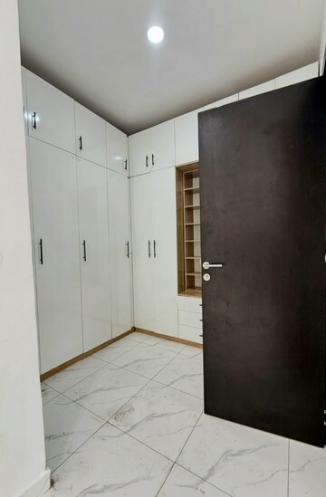 Room in 2.5 BHK Apartment at Mulund Darshan, Mulund West – for Rent