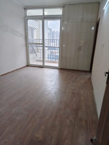 Room in 3 BHK Apartment at Amrapali Golf Homes, Sector 4 Greater Noida – for Sale
