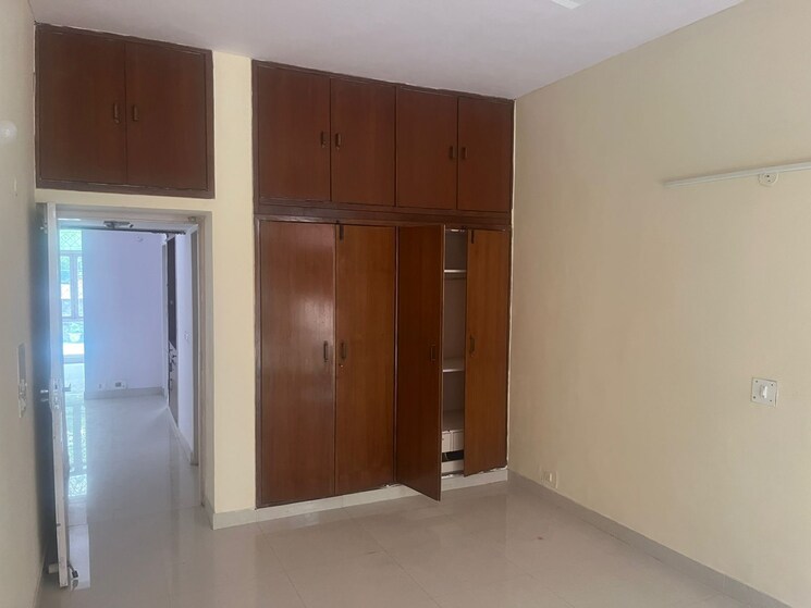 Room, palam vihar 3 Bedroom 270 Sq.Yd. Builder Floor In Palam Vihar Gurgaon 8950230