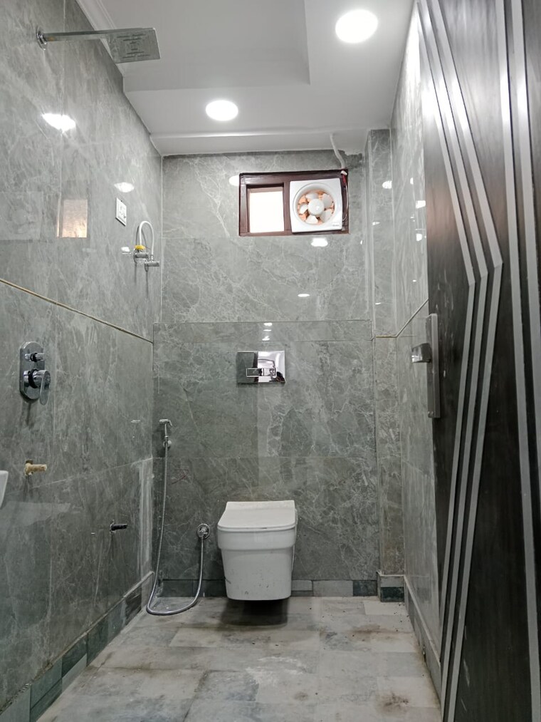 Bathroom, govindpuri 3 Bedroom 910 Sq.Ft. Builder Floor In Govindpuri Delhi 8950257
