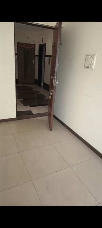 Room in 1 BHK Apartment at Rustomjee Central Park, Andheri East – for Rent