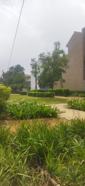 Master Bedroom in 5 BHK Villa at Unitech Uniworld Resorts-The Residences, Sector 33 – for Rent
