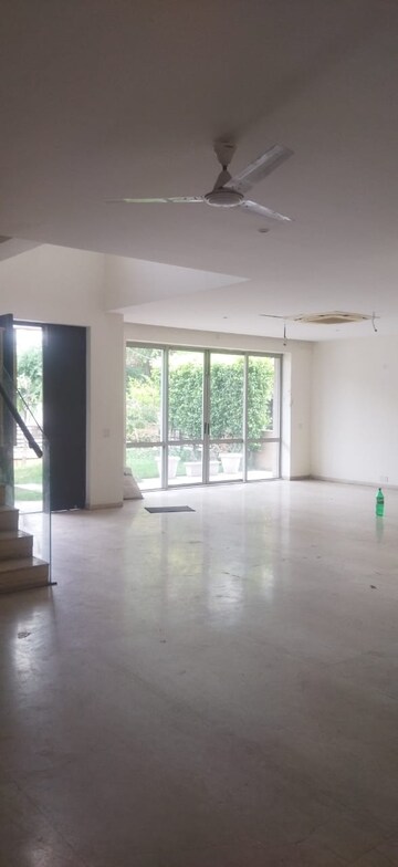 Room in 5 BHK Villa at Unitech Uniworld Resorts-The Residences, Sector 33 – for Rent