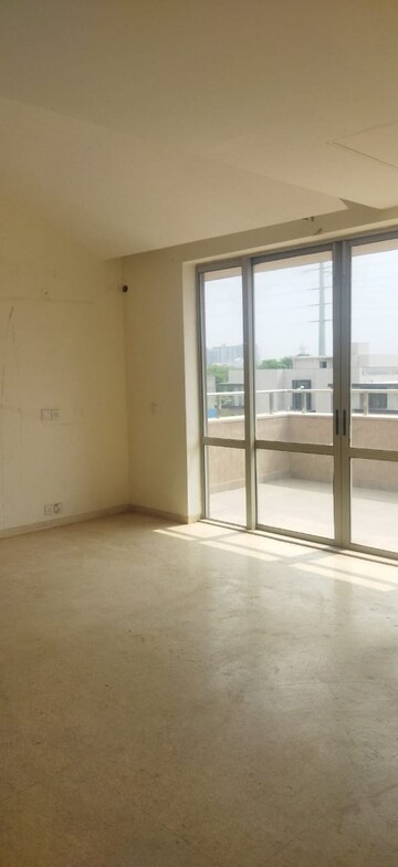 Room in 5 BHK Villa at Unitech Uniworld Resorts-The Residences, Sector 33 – for Rent