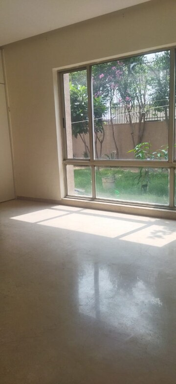 Room in 5 BHK Villa at Unitech Uniworld Resorts-The Residences, Sector 33 – for Rent