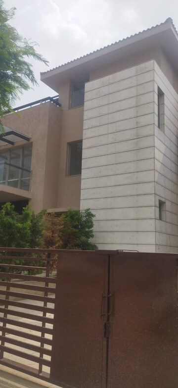Balcony in 5 BHK Villa at Unitech Uniworld Resorts-The Residences, Sector 33 – for Rent