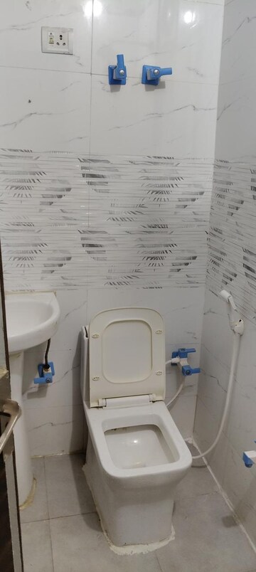 Bathroom in 2 BHK Builder Floor at Dhavalgiri Apartment Sector 11, Sector 11 – for Rent