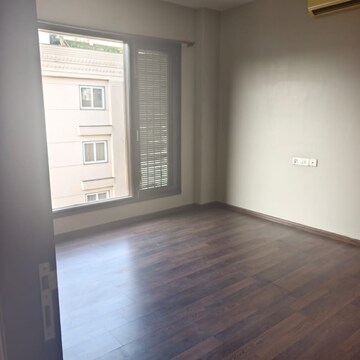 Room in 3 BHK Builder Floor at Green Park – for Rent