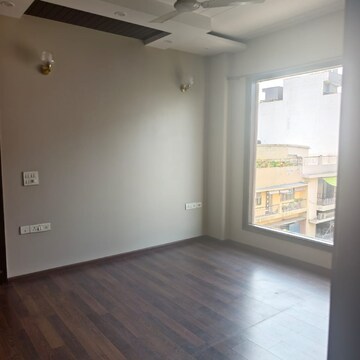 Room in 3 BHK Builder Floor at Green Park – for Rent