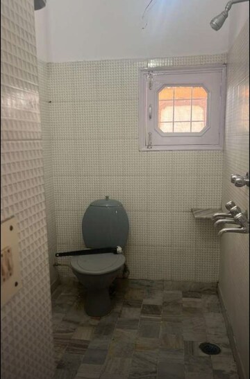 Master Bedroom in 2 BHK Builder Floor at Sector 34 – for Rent
