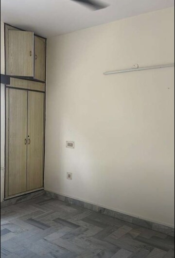 Room in 2 BHK Builder Floor at Sector 34 – for Rent