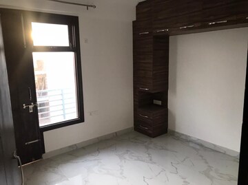 Room in 3 BHK Builder Floor at Sector 57 – for Rent