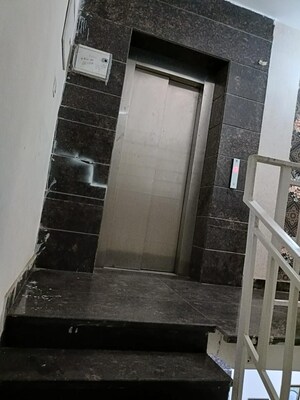 Building Lobby in 4 BHK Builder Floor at Unitech Arcadia, South City 2 – for Sale