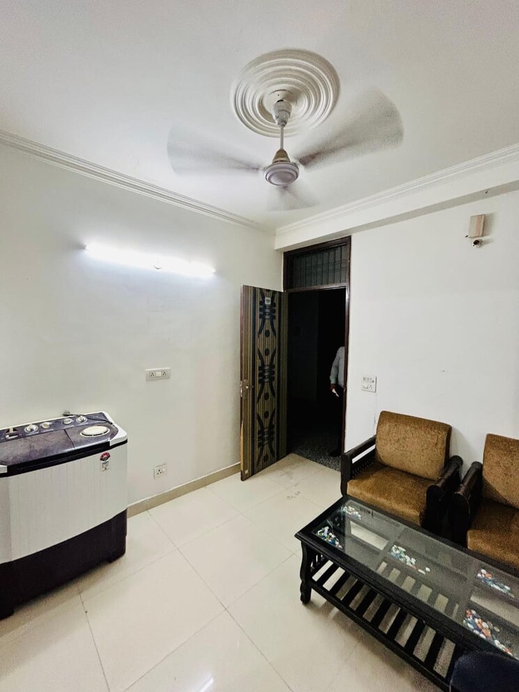 Living Room, chattarpur 3 Bedroom 1200 Sq.Yd. Builder Floor In Chattarpur Delhi 8950655