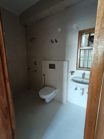 Bathroom in 4 BHK Builder Floor at Ardee City, Sector 52 – for Rent