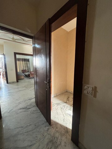 Room in 3 BHK Builder Floor at Sector 86 – for Rent