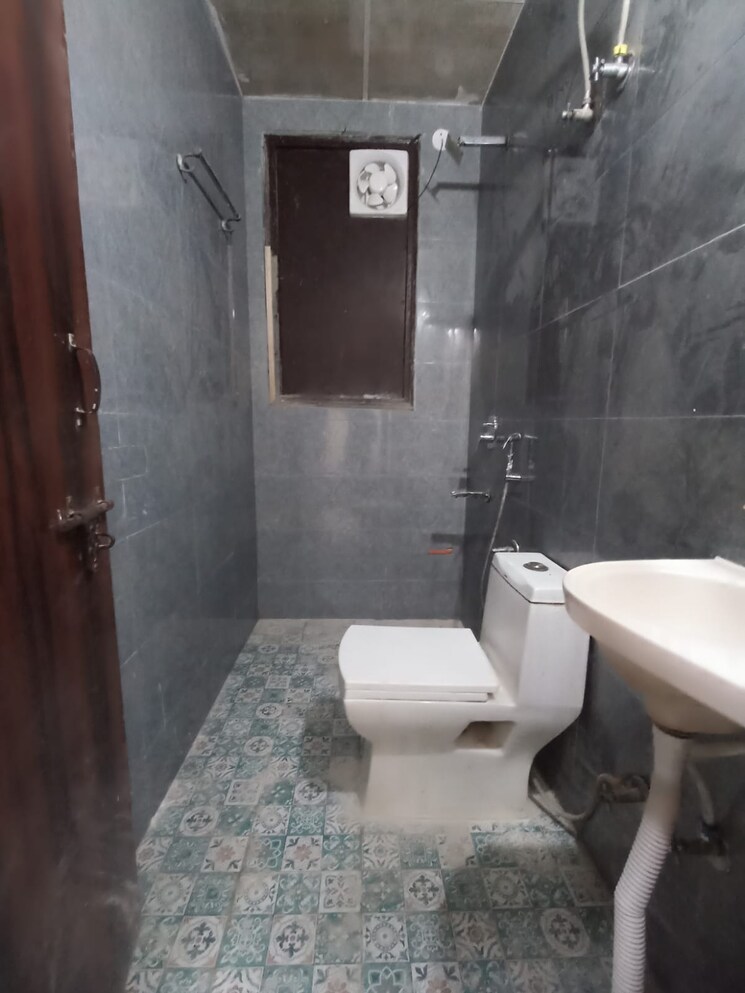 Bathroom, lajpat nagar 6+ Bedroom 1000 Sq.Ft. Independent House In Lajpat Nagar Delhi 8950670