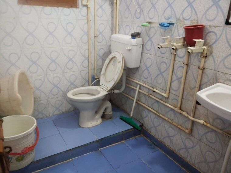 Bathroom, shalimar garden extension i 3 Bedroom 1100 Sq.Ft. Builder Floor In Shalimar Garden Extension I Ghaziabad 8950722