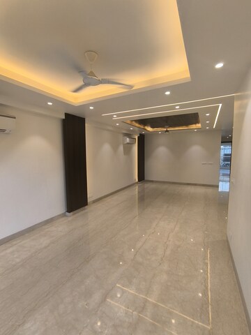 Room in 3 BHK Builder Floor at Dlf Phase I – for Sale