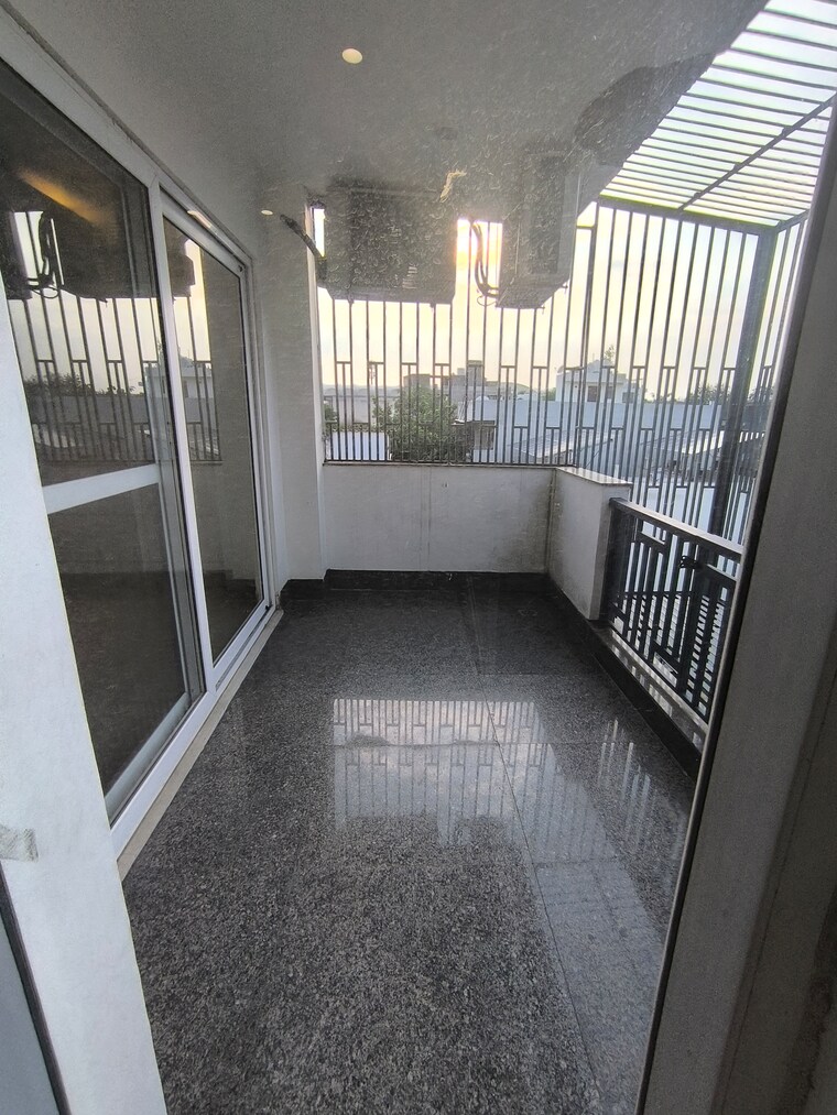 Balcony, dlf phase i 3 Bedroom 2000 Sq.Ft. Builder Floor In Dlf Phase I Gurgaon 8950820