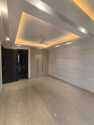 Room in 3 BHK Builder Floor at Dlf Phase I – for Sale