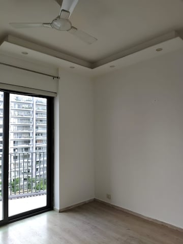 Room in 3 BHK Apartment at DLF Park Place, Sector 54 – for Rent
