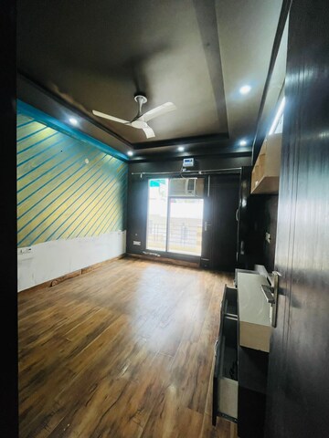 Room in 3 BHK Builder Floor at Sector 40 – for Rent