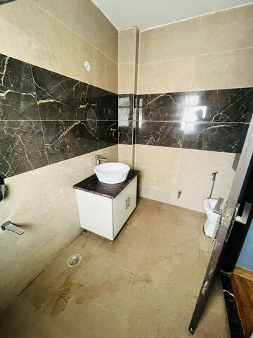 Master Bedroom in 3 BHK Builder Floor at Sector 40 – for Rent
