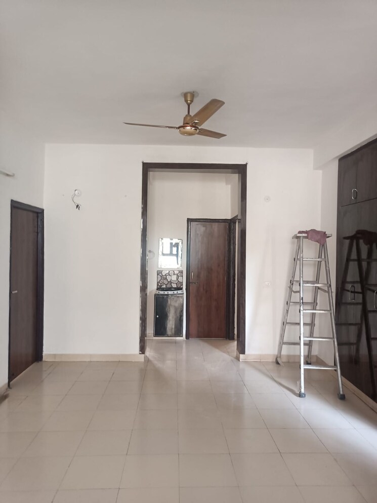 Room, bptp-parkland 3 Bedroom 250 Sq.Yd. Builder Floor In Sector 75 Faridabad 8950849