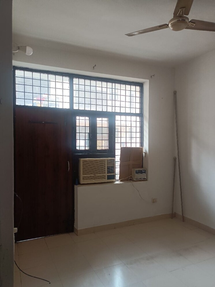 Room, bptp-parkland 3 Bedroom 250 Sq.Yd. Builder Floor In Sector 75 Faridabad 8950849