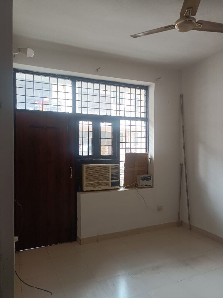 Room, bptp-parkland 3 Bedroom 250 Sq.Yd. Builder Floor In Sector 75 Faridabad 8950849