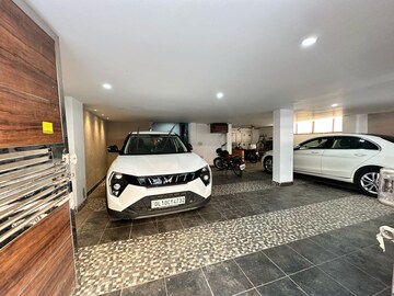 Parking in 2 BHK Builder Floor at Janakpuri – for Sale