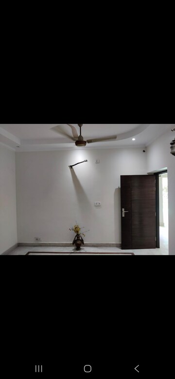 Room in 3 BHK Builder Floor at Puri PP City Centre, Pitampura – for Rent
