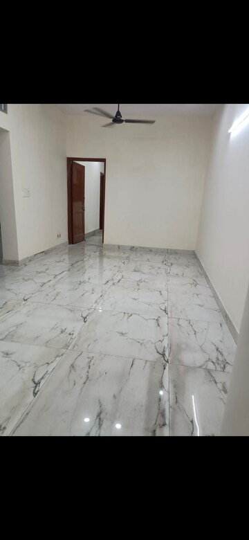 Room in 3 BHK Builder Floor at Puri PP City Centre, Pitampura – for Rent
