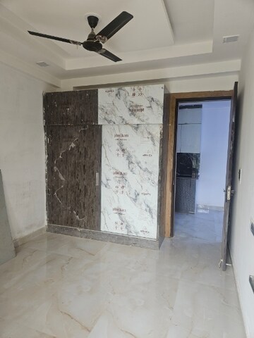 Room in 3 BHK Builder Floor at Aimnabad – for Sale