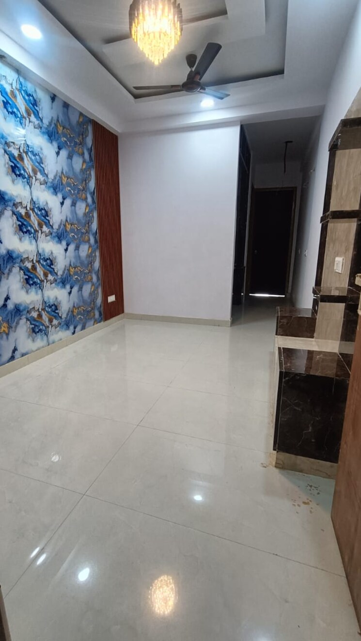 Room, sector 73 2 Bedroom 1000 Sq.Ft. Builder Floor In Sector 73 Noida 8950982