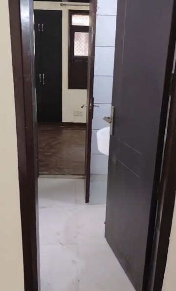 Building Lobby in 2.5 BHK Apartment at Vasant Apartment Mayur Vihar, Mayur Vihar 1 – for Rent