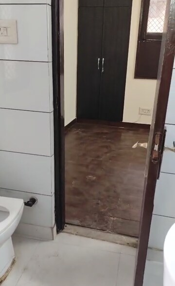 Bathroom in 2.5 BHK Apartment at Vasant Apartment Mayur Vihar, Mayur Vihar 1 – for Rent